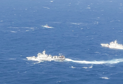 20일 경북 경주 감포 해상에서 해경이 전복된 어선에 타고 있다가 실종된 선원들을 수색하고 있다./포항해경 제공