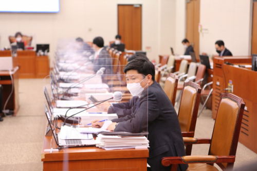 홍기원(가운데) 더불어민주당 의원이 22일 국회에서 열린 국토위 전체 회의에서 본지가 보도한 ‘지분 쪼개기’ 기획부동산 문제에 대해 변창흠 국토교통부 장관에게 질의하고 있다./사진 제공=홍기원 의원실