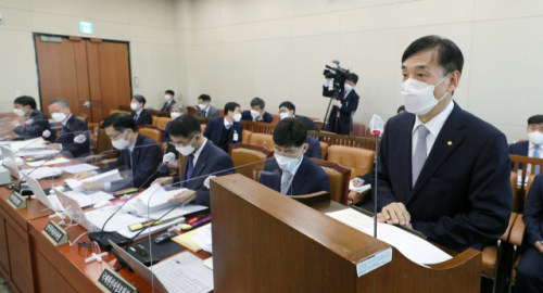 이주열 한국은행 총재가 23일 국회에서 열린 기획재정위원회의 전체회의에 출석, 업무보고를 하고 있다./권욱기자 2021.02.23