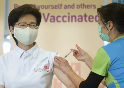 캐리 람 홍콩 행정장관이 지난 22일 중국산 백신을 접종하고 있다. 이날 솔선수범을 명목으로 홍콩 정부 관리들이 일제히 중국산 백신을 접종했다. /AP연합뉴스