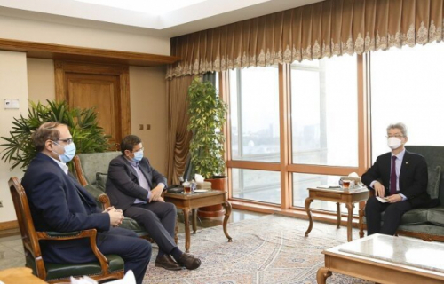 이란 테헤란에 위치한 한국대사관에서 유정현(오른쪽) 주이란대사와 헴마티 이란 중앙은행장이 회담을 하고 있다. /연합뉴스