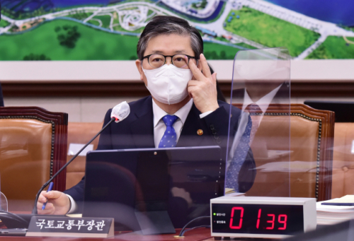 변창흠 국토교통부 장관이 22일 국회에서 열린 국토교통위원회 전체회의에서 답변하고 있다./연합뉴스