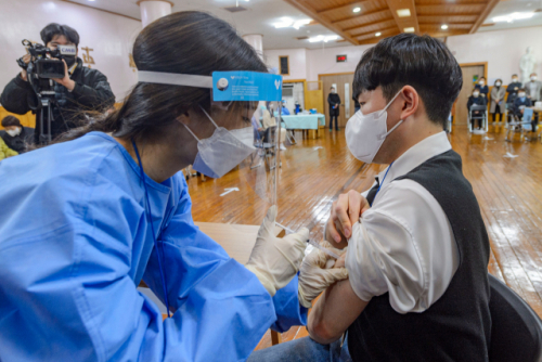 23일 오전 광주 남구 소화누리 강당에선 요양시설 종사자와 입소자를 대상으로 한 코로나19 예방접종 모의훈련이 열렸다. /연합뉴스