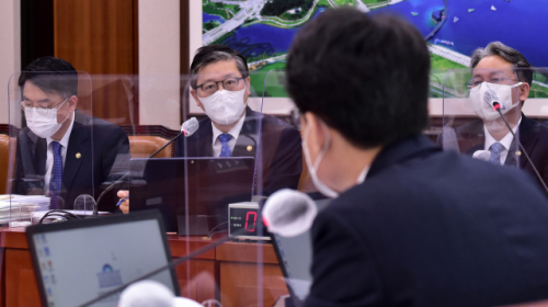 변창흠 국토교통부 장관이 22일 국회에서 열린 국토교통위원회 전체회의에서 답변하고 있다. /연합뉴스