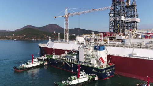 한국가스공사가 청정 연료인 LNG 보급 확대를 위해 지난해 11월 세계 최초로 선박간 LNG 선적 실증 테스트를 성공적으로 수행하고 있다.