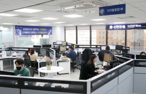 신한은행 디지털영업부 직원들이 비대면으로 업무를 처리하고 있다. /사진 제공=신한은행