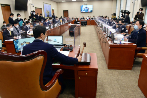 23일 국회에서 산업통상자원중소벤처기업위원회 전체회의가 열리고 있다./연합뉴스