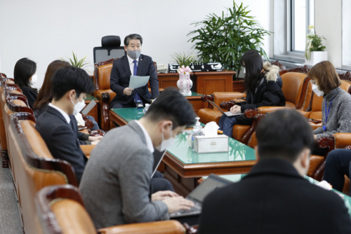 김경협 국회 정보위원장이 23일 국회 정보위원장실에서 이명박 정부 국정원 사찰 등 현안 관련 기자간담회를 하고 있다. /권욱 기자