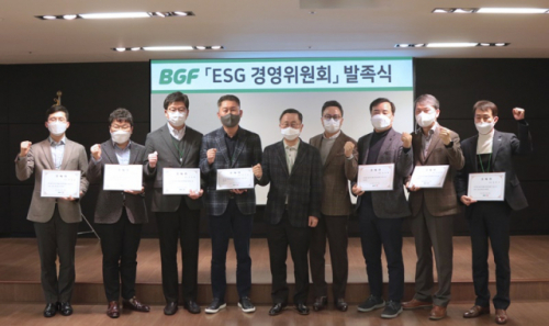 이건준(오른쪽에서다섯 번째)·홍정국(오른쪽에서 네 번째) BGF그룹 ESG 경영위원회 공동위원장이 지난 23일 서울 삼성동 BGF 사옥에서 출범식을 갖고 전담 리더들이 기념 촬영을 하고 있다./사진 제공=BGF리테일