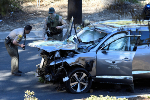 전복 사고로 차량 앞 부분이 심하게 파손된 타이거 우즈의 제네시스 GV80 차량을 로스앤젤레스 카운티 보안관들이 살피고 있다. /로스앤젤레스=로이터연합뉴스