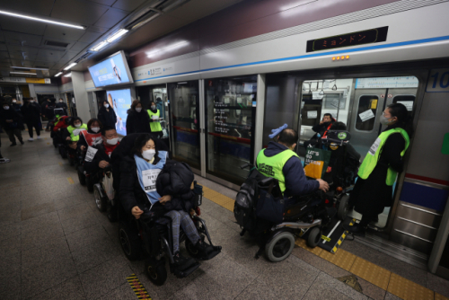 선거철 ‘이동권’ 목소리 높이는 장애인들…'휠체어 리프트 더 설치해주세요'
