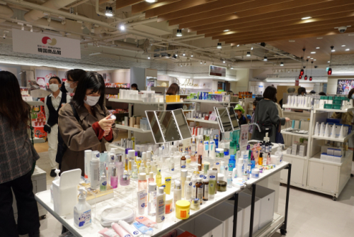 KOTRA가 일본 도쿄 시부야의 마루이 백화점에 연 ‘K-스타일 팝업스토어’에서 현지 소비자가 한국 기업 제품을 둘러보고 있다. /사진 제공=KOTRA