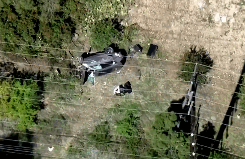 타이거 우즈가 타고 있던 차량이 뒤집혀 도로 옆 산비탈에 쓰러져 있다. /로이터통신 유튜브 캡처