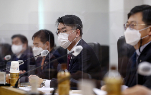 24일 오전 세종시 정부세종청사에서 열린 주택공급 확대를 위한 신규 공공택지 추진계획 브리핑에서 윤성원 국토교통부 1차관이 기자 질문에 답하고 있다. /연합뉴스