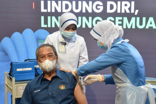 화이자 코로나19 백신 맞는 무히딘 야신 말레이시아 총리./로이터연합뉴스