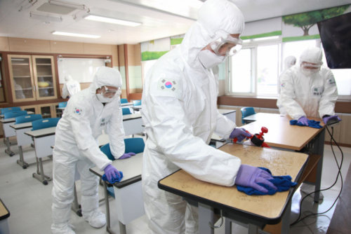 개학과 등교수업을 앞둔 각급학교 방역 지원에 나선 육군 8군단 직할대와 102기갑여단 장병들이 지난 23일 양양고등학교 교실에서 방역작업을 하고 있다./연합뉴스