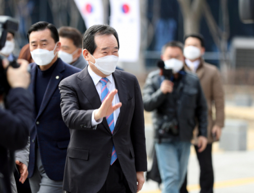 정세균 국무총리가 24일 열리는 제25차 새만금위원회를 주재하기 위해 전북도청으로 향하고 있다. /연합뉴스