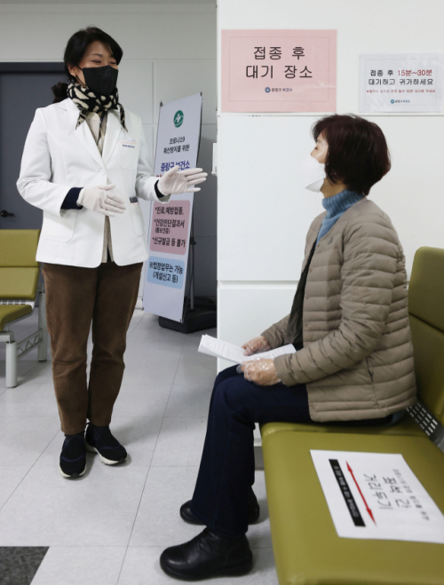 24일 서울 중랑구보건소에서 보건소 관계자들과 구청 직원들이 백신 접종 사전 훈련을 하고 있다. /연합뉴스