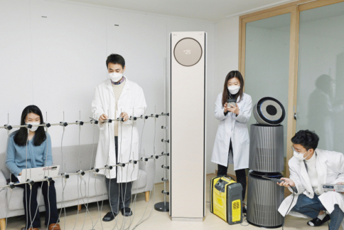 LG전자 연구원들이 서울 금천구 가산R&D캠퍼스에 위치한 공기과학연구소에서 휘센 타워 에어컨의 기류(氣流), 퓨리케어 360˚ 공기청정기 알파의 미세먼지제거능력 등을 시험하고 있다./사진제공=LG전자