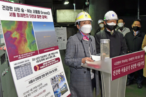 나경원 국민의힘 서울시장 예비후보가 25일 서울 서대문구 충정로역사 내 환기실에서 미세먼지 저감 관련 정책발표를 하고 있다./국회사진기자단