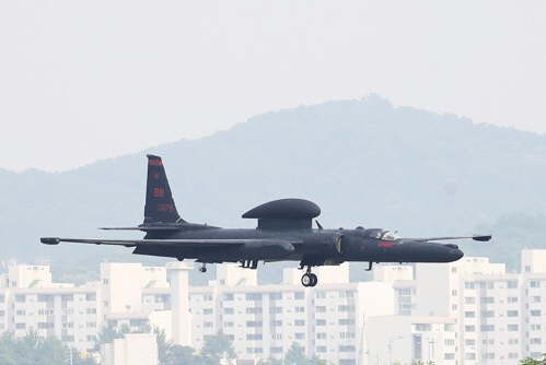 정찰 임무를 마친 미군의 고공 정찰기 U-2S가 주한미공군 오산기지에 착륙하고 있다. /연합뉴스