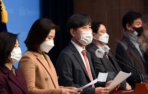 국민의힘 부산의원들이 25일 오전 국회 소통관에서 ‘가덕공항’ 반대하는 국토부를 비판하고 부산특별광역시법을 공동 발의하는 기자회견을 갖고 있다./권욱기자