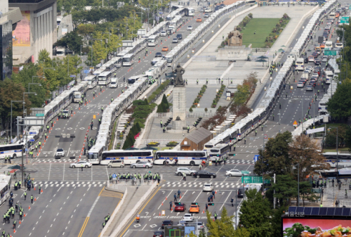 지난해 개천절인 10월3일 서울 광화문 도로에 돌발적인 집회·시위 등을 차단하기 위한 경찰 버스가 줄지어 서 있다./연합뉴스