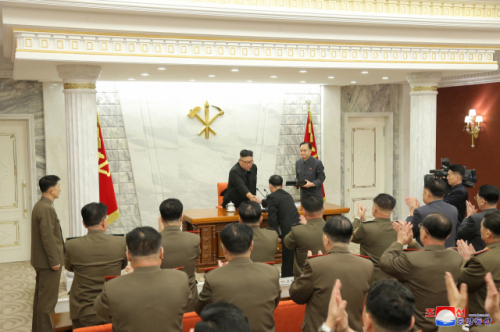 김정은 북한 국무위원장이 지난 24일 노동당 중앙군사위원회 확대 회의를 열고 군 간부 인사를 단행했다. /연합뉴스