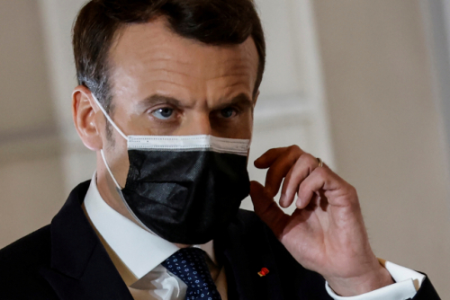 에마뉘엘 마크롱 프랑스 대통령이 25일(현지시간) 화상으로 진행된 EU 정상회의에서 연설하기 위해 마스크를 벗고 있다. /로이터연합뉴스