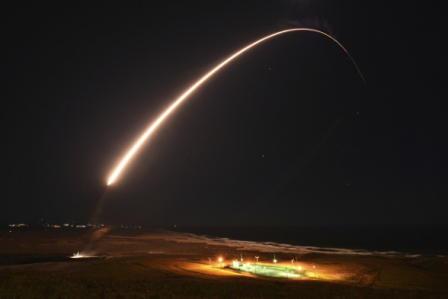 미국 캘리포니아주 반덴버그 공군기지에서 23일(현지 시간) 탄두가 장착되지 않은 미니트맨3 대륙간탄도미사일(ICBM)이 발사되고 있다. /미군 우주·미사일방위사령부 캡처