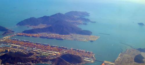 신공항 건설이 추진되는 부산 강서구 가덕도.아래는 부산항신항. /연합뉴스