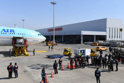 26일 영종도 인천국제공항 화물터미널에서 국제백신공급기구인 ‘코백스 퍼실리티(COVAX facility)’를 통해 확보한 화이자 백신 초도 물량이 대한항공 화물기에서 내려 이송되고 있다./연합뉴스