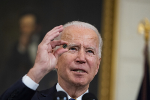 조 바이든 미국 대통령이 24일(현지시간) 백악관에서 반도체 공급망 구축에 관한 행정명령 서명에 앞서 반도체 칩을 들어보이며 취지를 설명하고 있다. /EPA연합뉴스