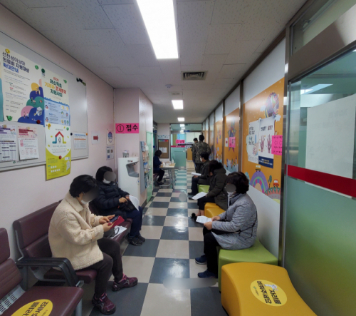 26일 오전 서울 서대문구보건소 접종 대기실에서 시민들이 접종 순서를 기다리고 있다. /강민제 기자