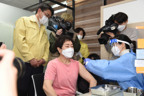 코로나19 백신 ‘1호 접종’ 놓고 논란… 서울 노원구가 방역지침 위반?