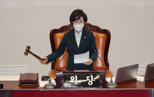 김상희 국회 부의장이 26일 국회 본회의에서 '가덕도 신공항 특별법' 가결을 선포하고 있다./권욱기자