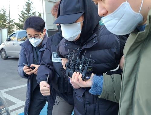 아파트 경비원 폭행 혐의를 받는 A씨가 영장실질심사에 출석하는 모습/연합뉴스