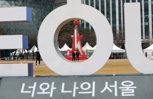 지난달 22일 서울광장 사랑의 온도탑이 105.6도를 나타내고 있다./연합뉴스
