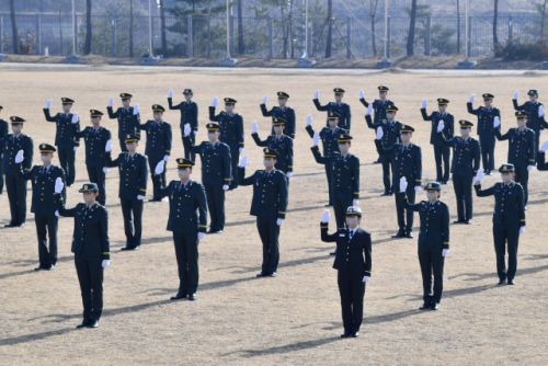 26일 충북 괴산에 있는 육군학생군사학교에서 열린 ‘2021년 학군장교 임관식’에서 신임장교들이 임관 선서를 하고 있다. /사진제공=육군