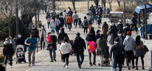 거리두기 완화 첫 주말인 지난 21일 광진구 어린이 대공원이 나들이객으로 붐비고 있다. /연합뉴스