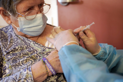 미국 매사추세츠주 레녹스의 요양원에서 한 노인이 코로나19 백신을 맞고 있다./AP연합뉴스