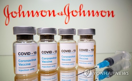 존슨앤드존슨(J&J) 로고와 코로나19 백신 모형./AFP연합뉴스
