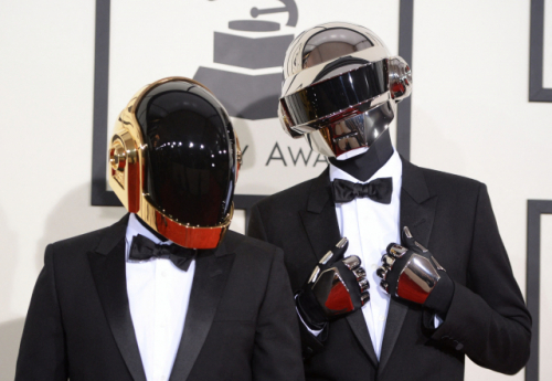 22일(현지시간) 해체를 발표한 프랑스 일렉트로닉 듀오 다프트 펑크(Daft Punk)가 지난 2014년 열린 제56회 그래미어워즈 시상식에 참석한 모습. 이들은 이 시상식에서 ‘올해의 앨범’ ‘올해의 레코드'를 수상했다. /AFP연합뉴스