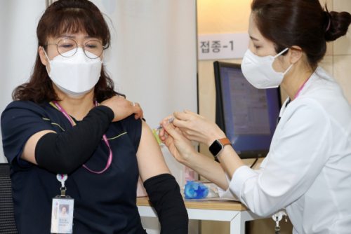 [속보] Pfizer vaccine also started…  Inoculation No. 1 is a beauty salon in the Corona 19 Ward