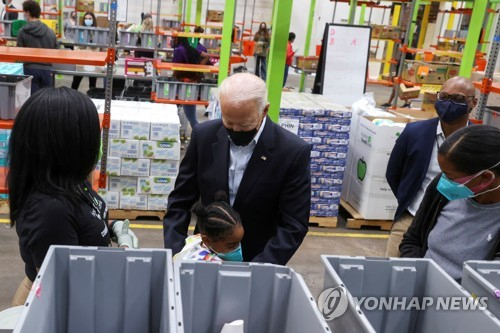 미국 휴스턴 푸드뱅크를 방문한 조 바이든 미 대통령 [로이터=연합뉴스]