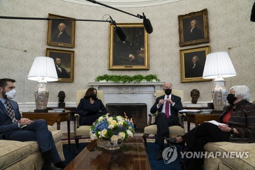 백악관에서 경제 각료들과 논의하는 조 바이든 미국 대통령 [AP=연합뉴스]