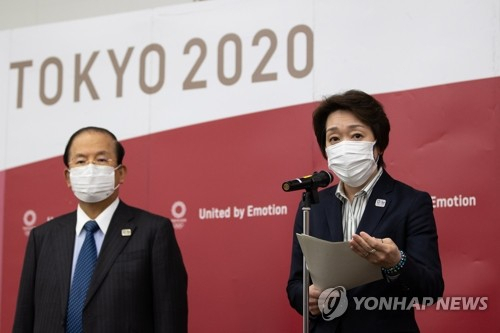 (로이터 EPA=연합뉴스) 하시모토 세이코(오른쪽) 신임 도쿄올림픽조직위원회 회장이 24일(현지시간) 도쿄에서 화상으로 IOC 집행위원회 회의에 참석한 뒤 기자회견을 하고 있다. 왼쪽은 무토 도시로 조직위 사무총장. leekm@yna.co.kr