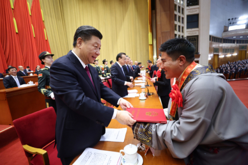 시진핑 중국 국가주석이 지난 25일 베이징 인민대회당에서 열린 전국 탈빈곤 표창 대회에 참석해 공로자에게 상장을 수여하고 있다. 시진핑 주석은 이날 연설을 통해 