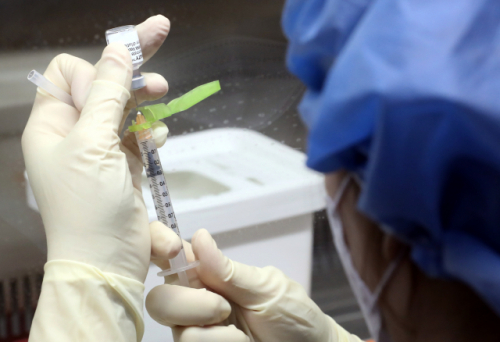 국립 의료원 ‘화이자 백신 한병으로 7 명 접종 가능’