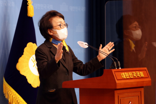 김진애 열린민주당 서울시장 후보가 28일 국회 소통관에서 범여권 후보 단일화와 관련해 입장을 밝히고 있다. /권욱기자